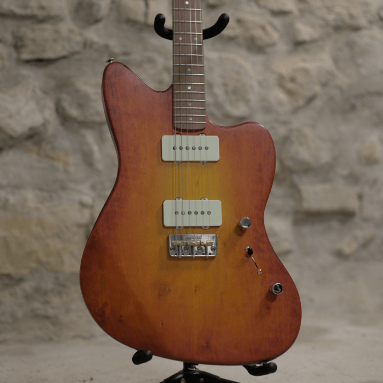 guitare jazzcaster avec un sunburst rouge et jaune vu de face